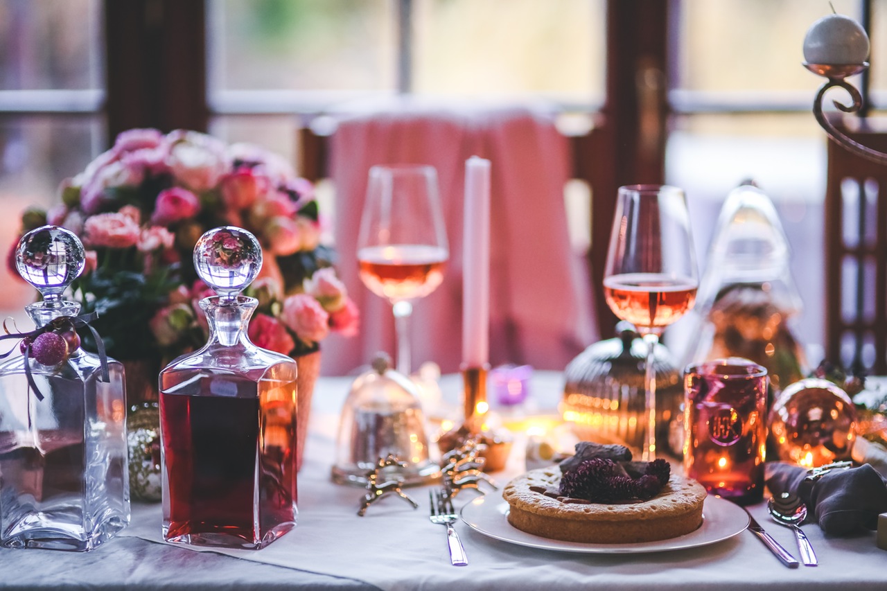 mesa de jantar com vinho rosé