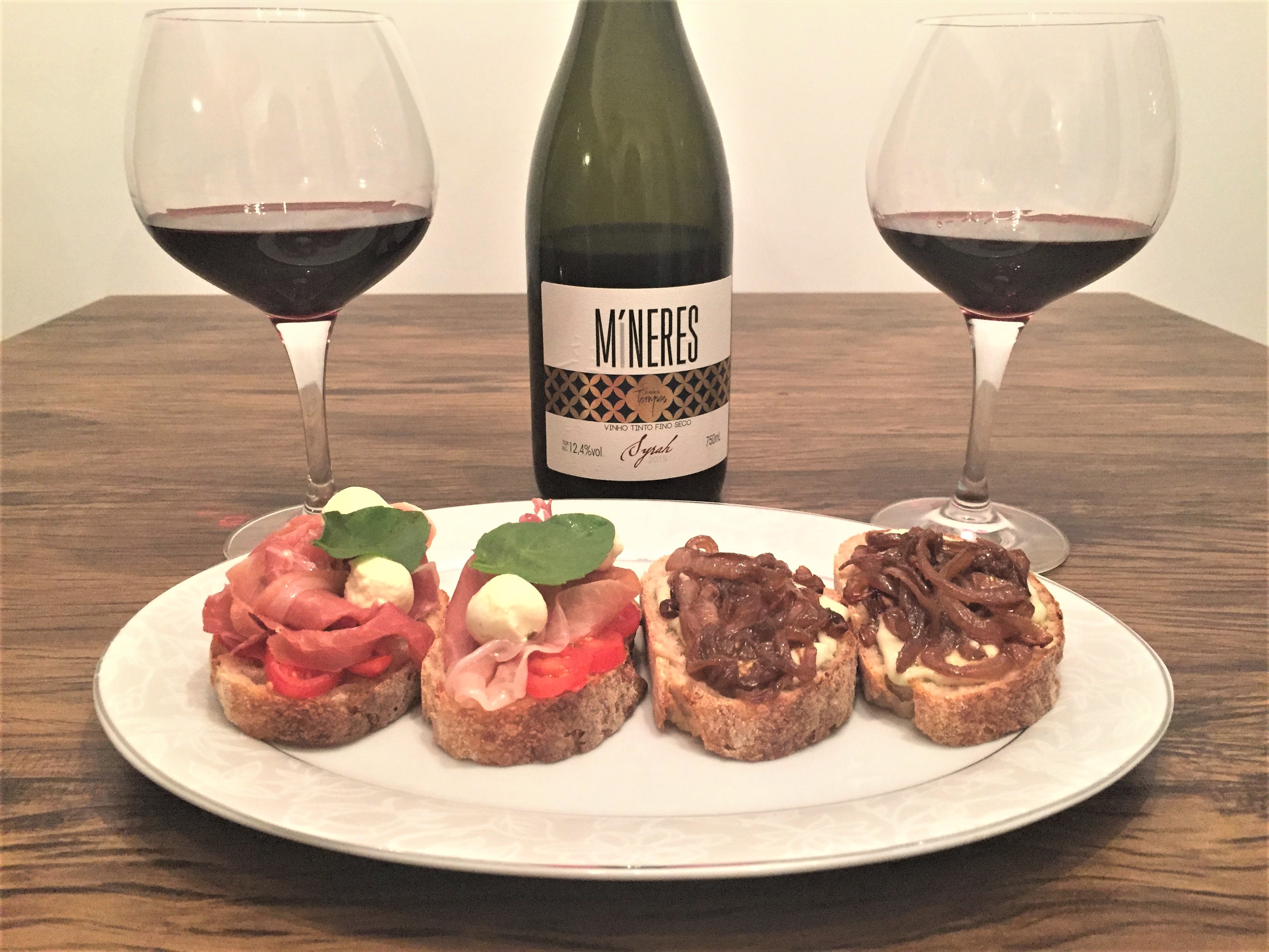 Harmonização vinho tinto e bruschetta