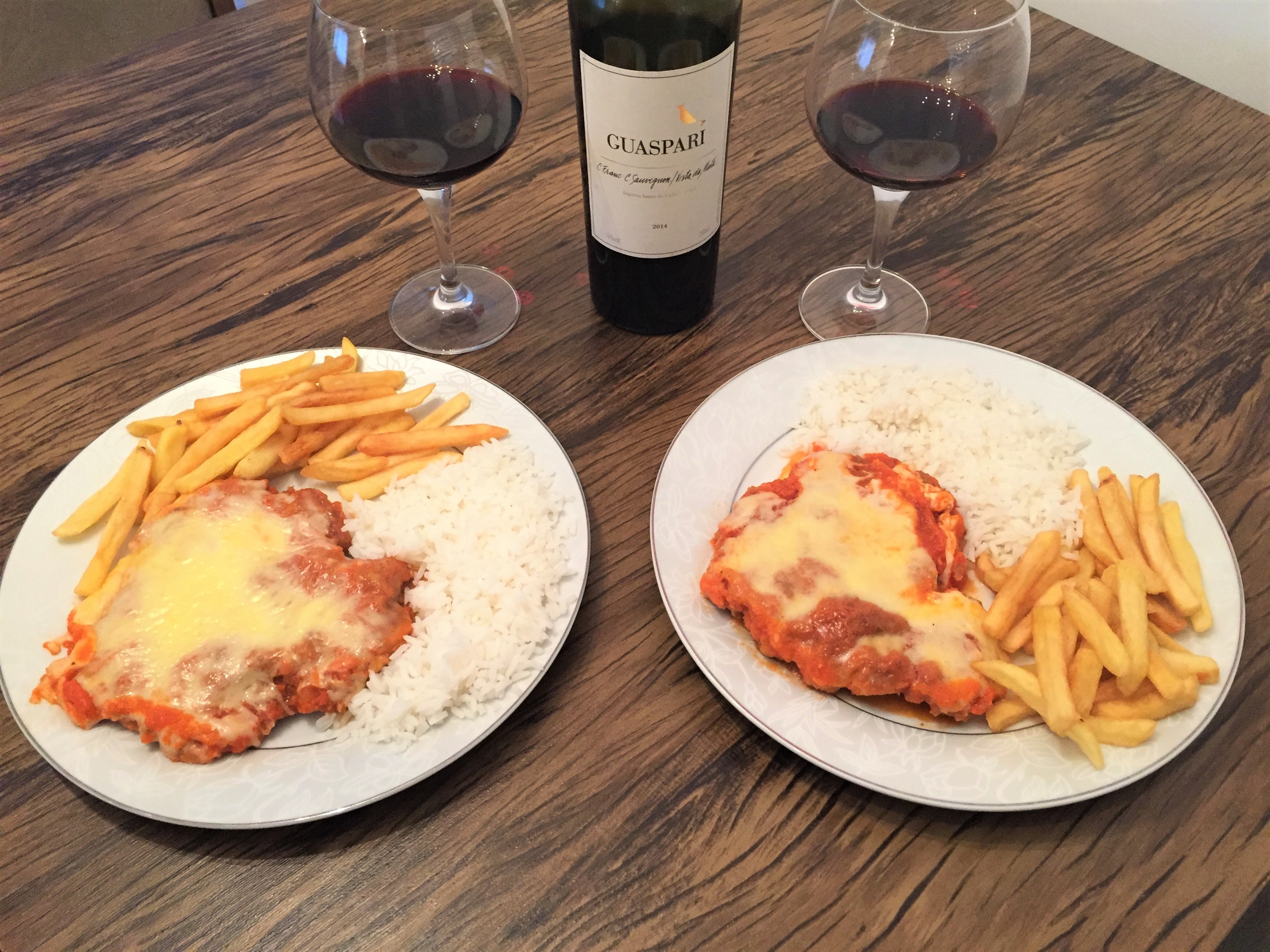 Harmonização vinho tinto e parmegiana