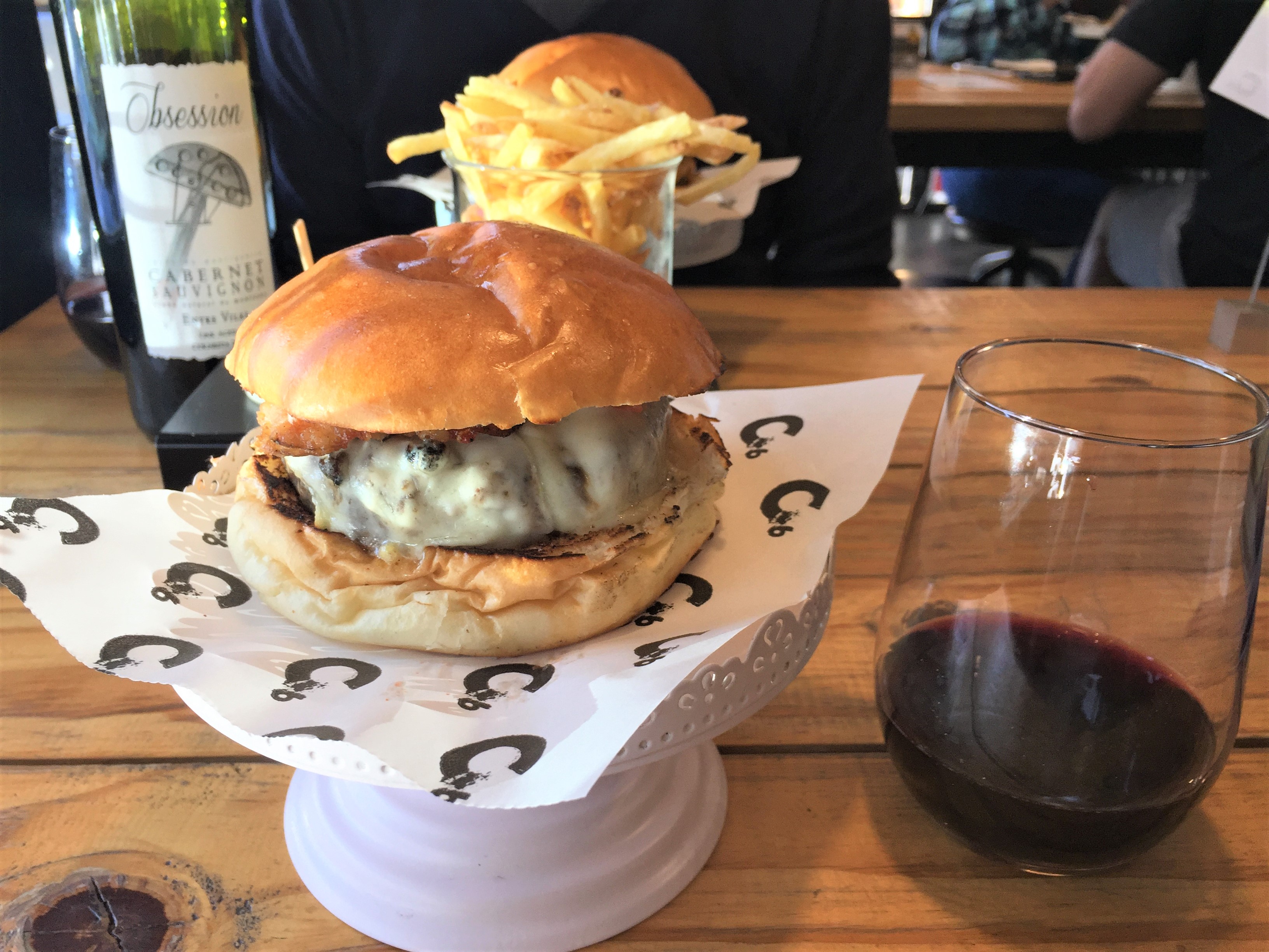 Harmonização vinho tinto natural hamburguer