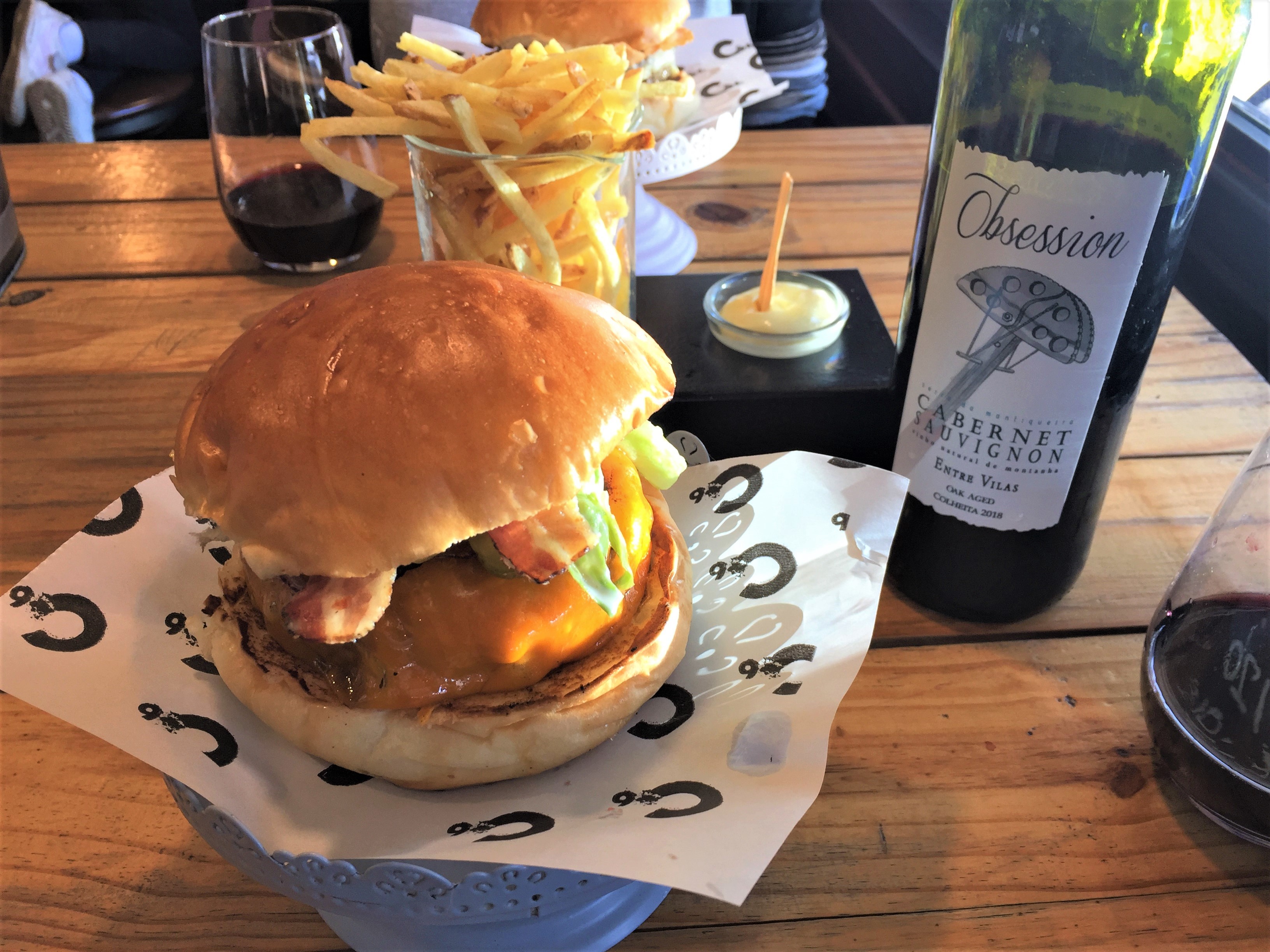 Harmonização vinho tinto natural hamburguer