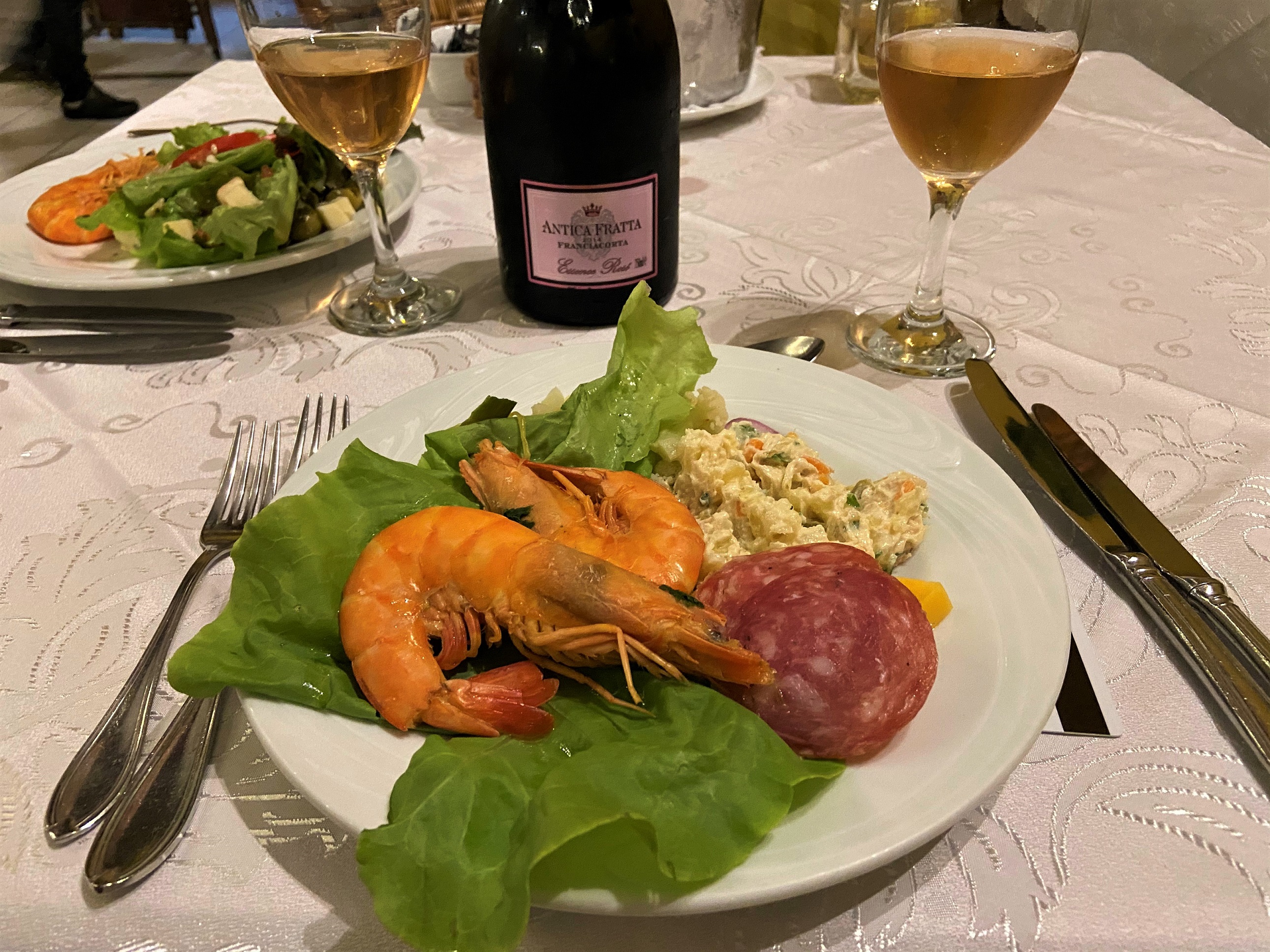 Franciacorta rosé camarão salada