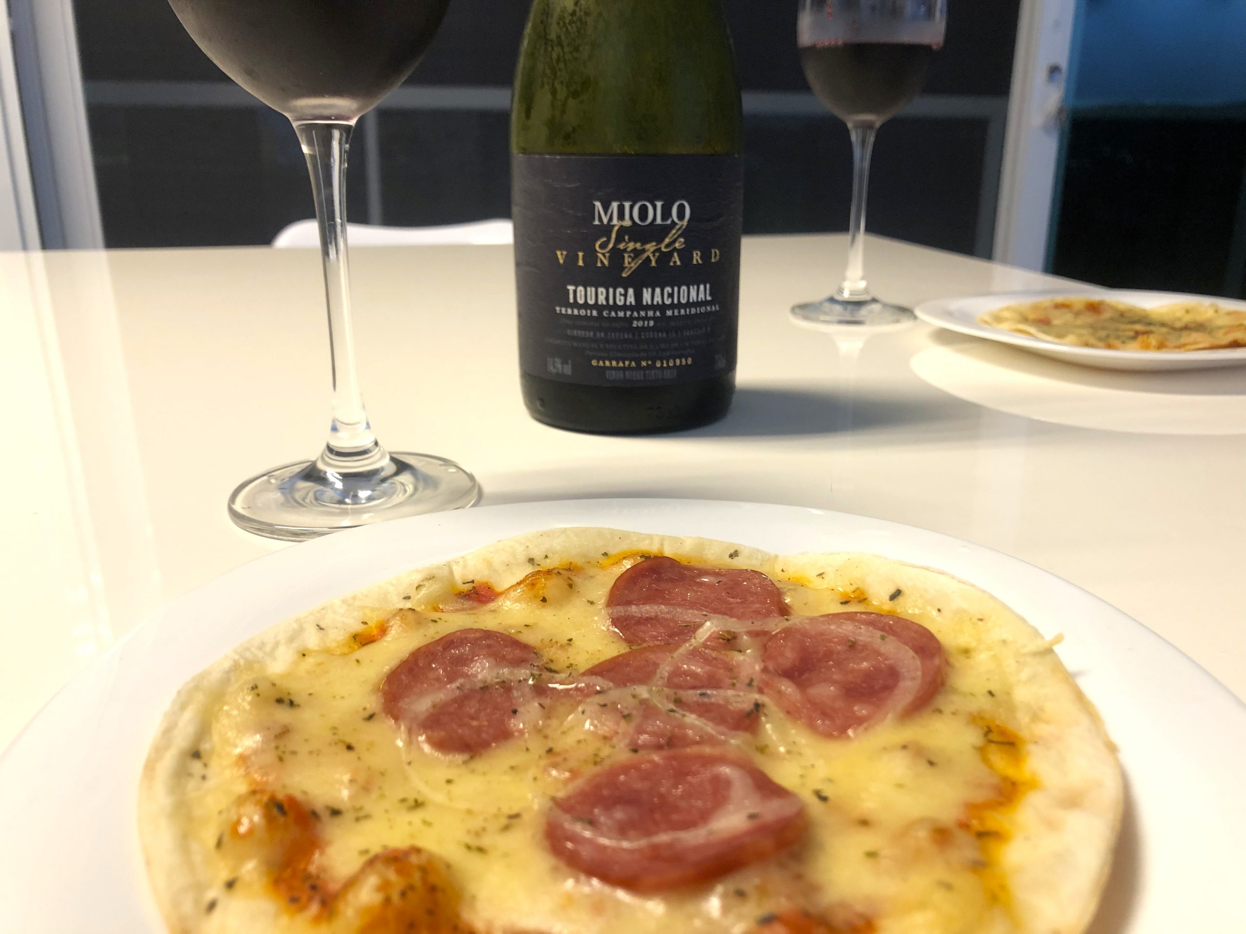 Vinho tinto pizza calabresa